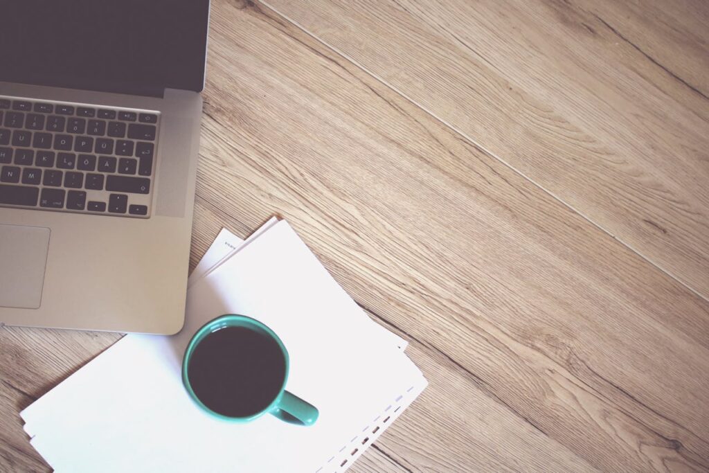 Date de paiement de la retraite : calendrier et budget sur un bureau